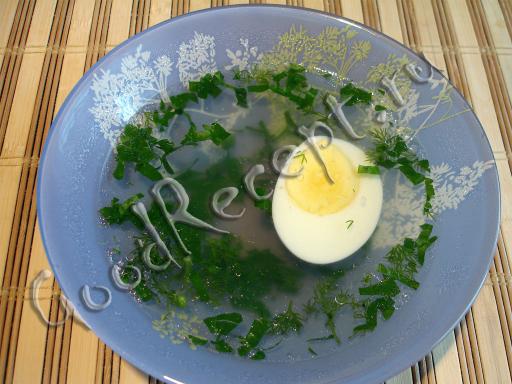 Прозрачный бульон с яйцом и зеленью