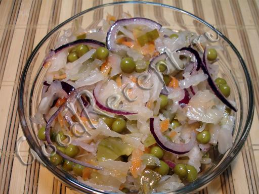 Салат из квашеной капусты с соленым огурцом
