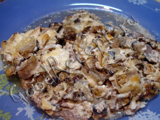 Куриная печень, запеченная с грибами и сметаной