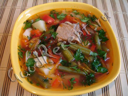 Суп с томатами, болгарским перцем и стручковой фасолью