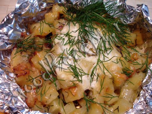 Ароматная картошка, запеченная в духовке с сыром и сметаной