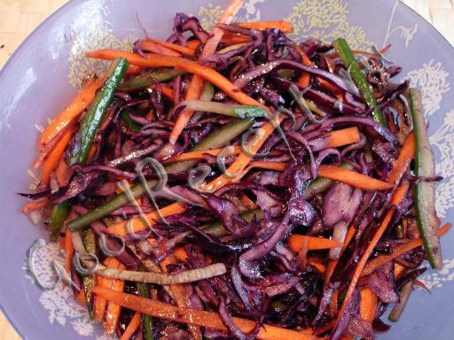 Салат из красной капусты с морковью и огурцом