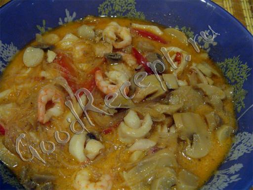 Фунчоза с кальмарами, креветками и овощами в сливочном соусе