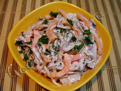 Мясной салат с редисом, огурцами и болгарским перцем