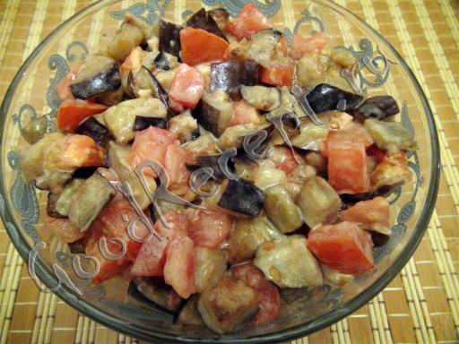 Салат из баклажана с помидором и чесноком