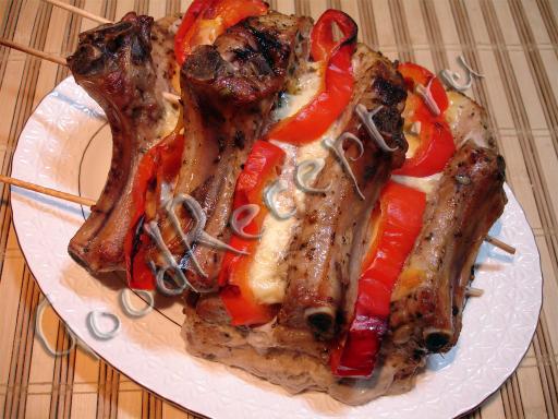 Свиная корейка на косточке, запеченная в духовке
