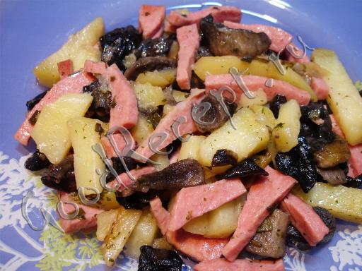 Картофель, жареный с грибами и колбасой
