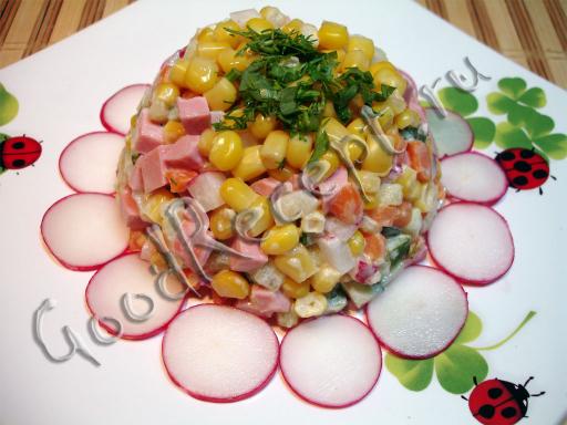 Салат с колбасой, редисом и огурцами