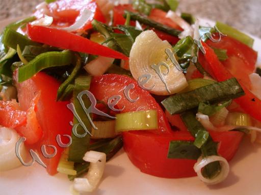 Салат из помидора, болгарского перца и лука порея