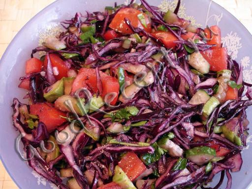 Салат из красной капусты с кабачком, огурцами и помидорами