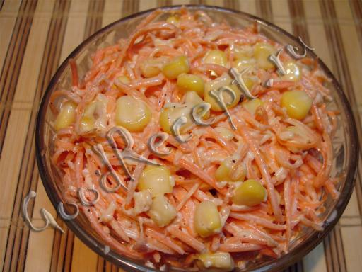 Салат из моркови с сыром и кукурузой