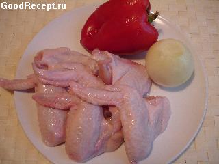 Куриные крылышки, маринованные луком и болгарским перцем