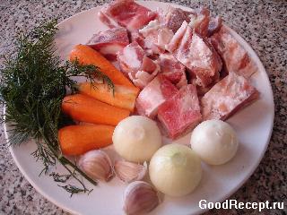 Свинина на хрящах, тушеная с морковью и луком