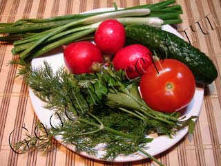 Салат овощной с зеленым горошком