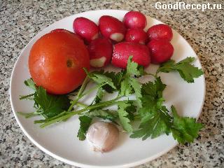 Салат из редиса с помидорами и чесноком
