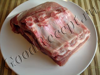 Свиная корейка на косточке, запеченная в духовке
