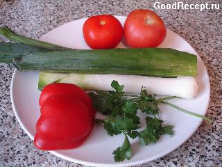 Салат из помидора, болгарского перца и лука порея